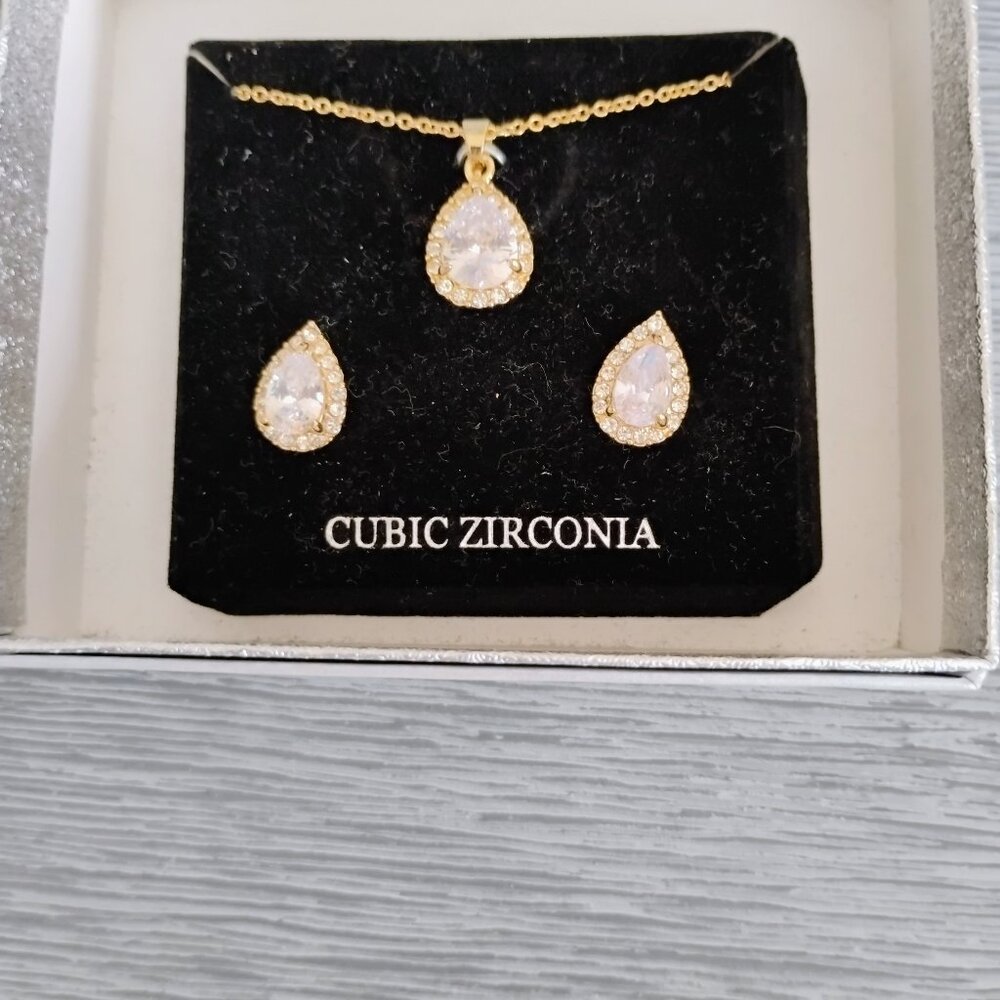 Cubic Zirconia Teardrop Halo Necklace & Stud Earring Set Gold Tone New